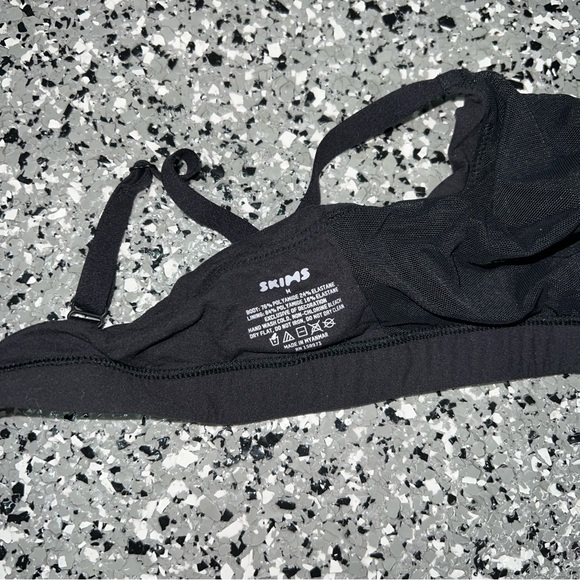 SKIMS Fits Everybody Crossover Bralette - Picture 2 of 2